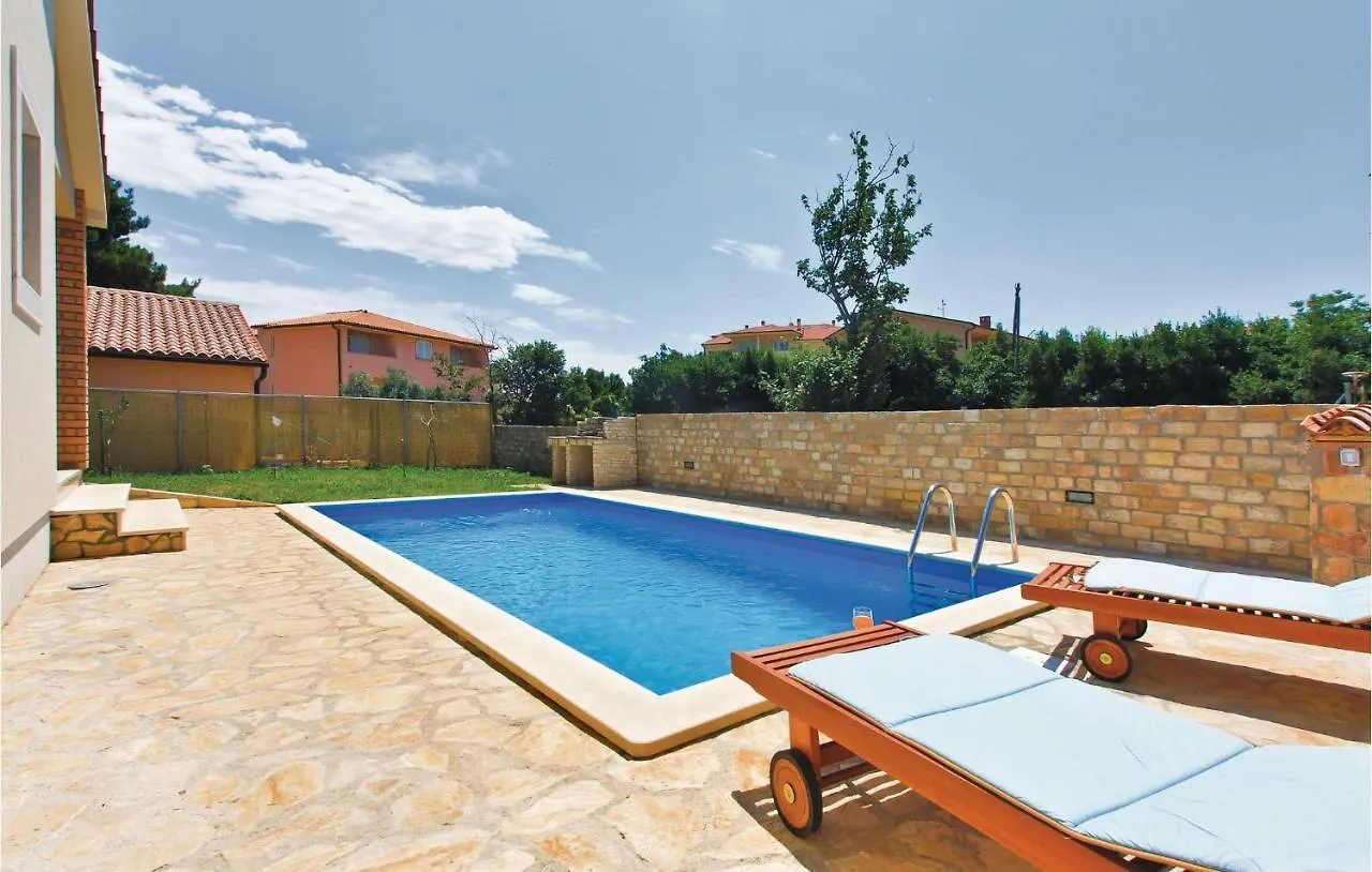 2 Bedroom Beautiful Home In Liznjan Croatia